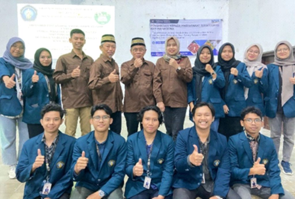 Gambar 1. Tim Dosen Peternakan UB (Gatot Ciptadi, Agus Budiarto, Adelina Ari Hamiyanti, Muhammad Pramujo) dan Mahasiswa KKN
(Doc. Khonita, 2024)